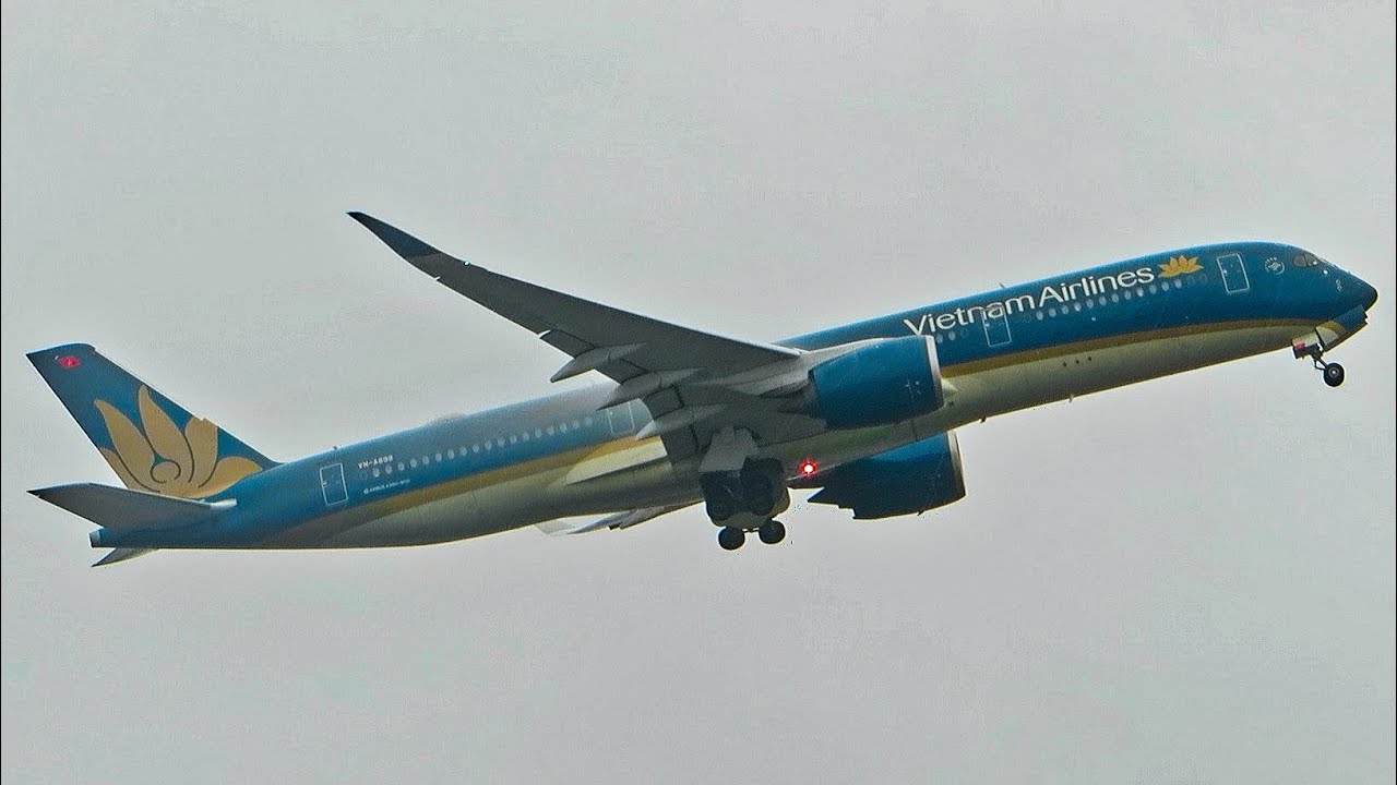 LOUD TAKEOFF Vietnam Airlines A350-900XWB at Toronto Pearson Airport YYZ