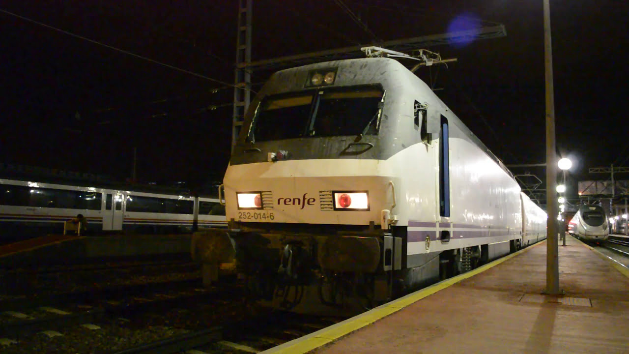 Tren Peregrino saliendo de Valladolid-Campo Grande a Santiago de Compostela