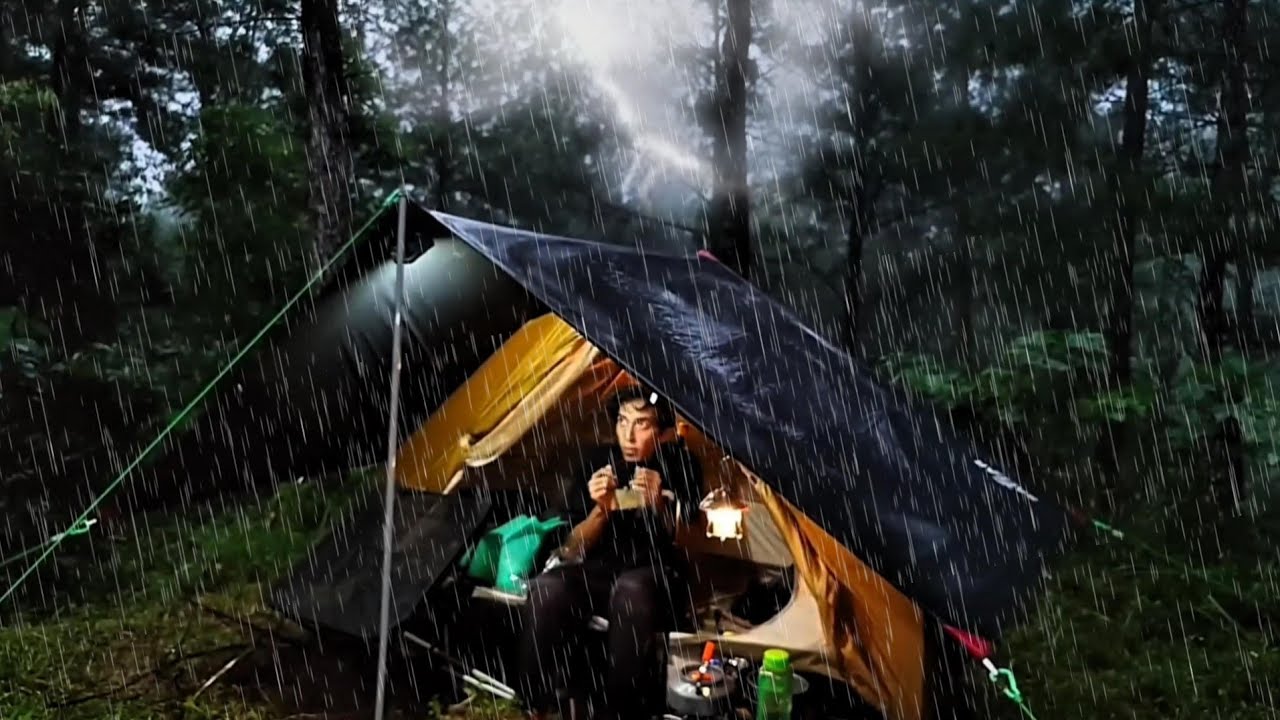 BADAI PETIR MENGGILA DAN HUJAN DERAS ⛈️ BERKEMAH SENDIRI DI TERJANG HUJAN DERAS DAN PETIR