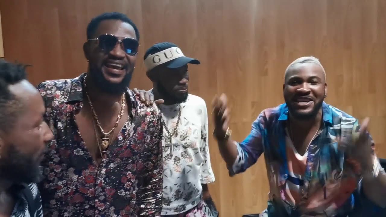 Fally Ipupa Donne un Générique à Felly Tyson avec Deux Animateurs 