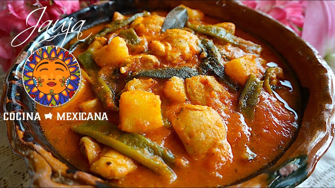 Pollo En Salsa Roja Con Papas y Rajas