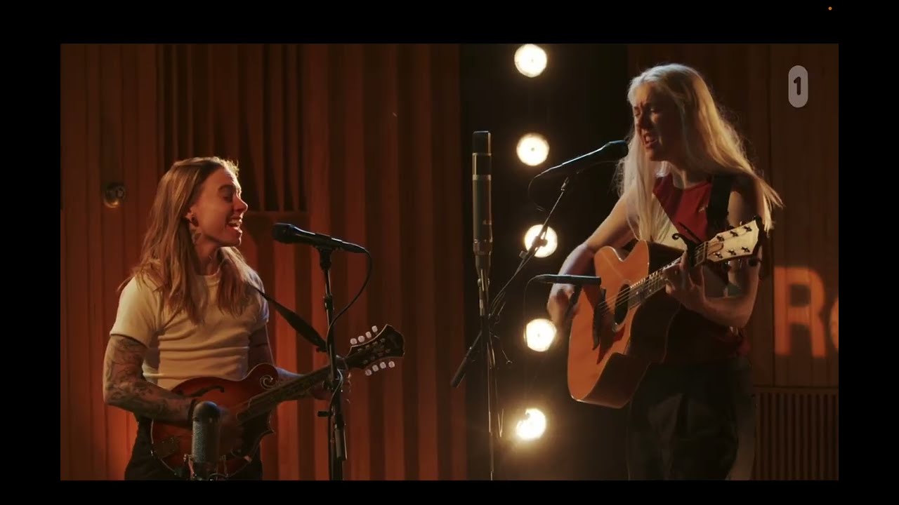 Julien Baker and TORRES - Bottom of a Bottle (Live for VRT Max)