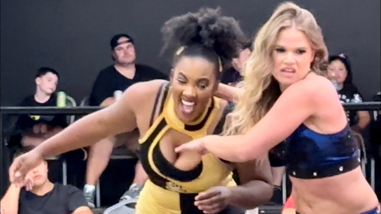 Cassandra Golden vs Savannah Thorne