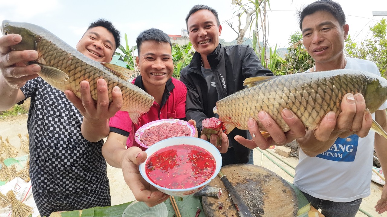 Tiết canh mời chú Anh và chú Vĩnh | Nhịp Sống Tây Bắc