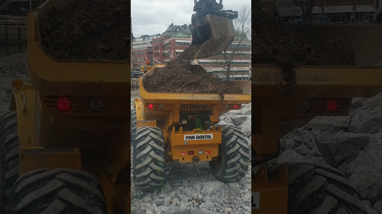 Volvo EC220EL loading Hydrema 912fs