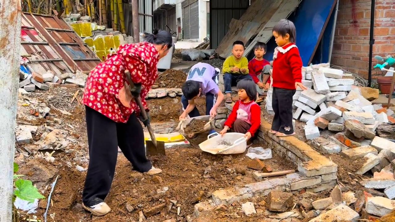 【一家七口隐居深山】孩子爸爸腰不舒服去做按摩，妈妈带着孩子们改造厕所，老大老五主动帮妈妈搬土！#vlog#山居生活