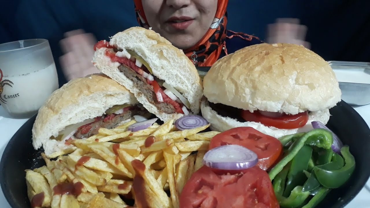 #موکبانگ.همبرگربا سیب زمینی سرخ شده همراه دوغ ترش.خوشحال میشم لایک کنیmukbang #eating #asmr #food