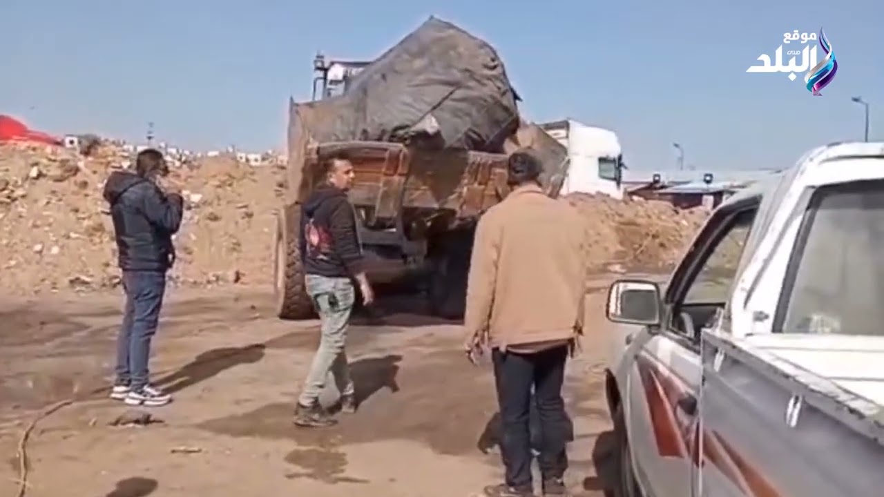 رئيس ضواحي بورسعيد يداهم معاقل فرز القمامة على قناة الاتصال و يصادر طن و نصف فرزة