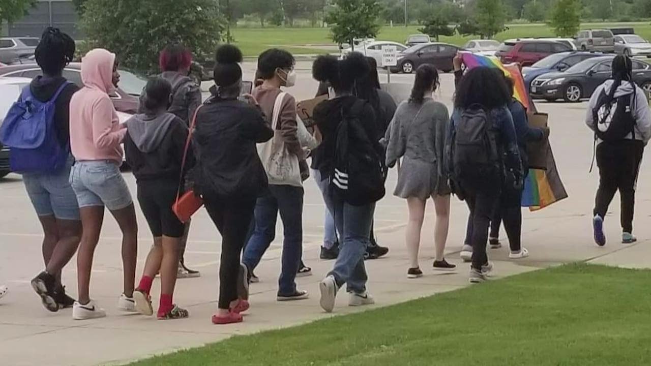 Students stage protest outside Horn High School in Mesquite ISD