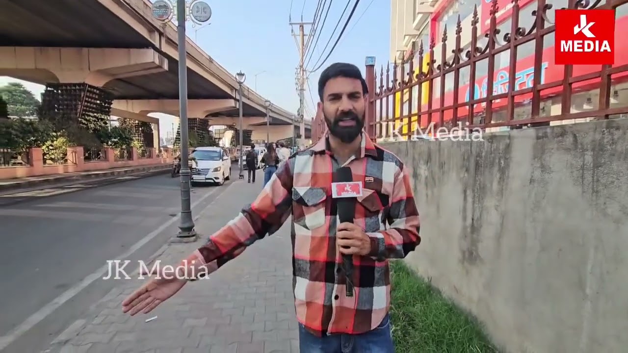 Женщина подверглась нападению из-за товаров, хранившихся на тротуаре, что вызвало беспорядки.