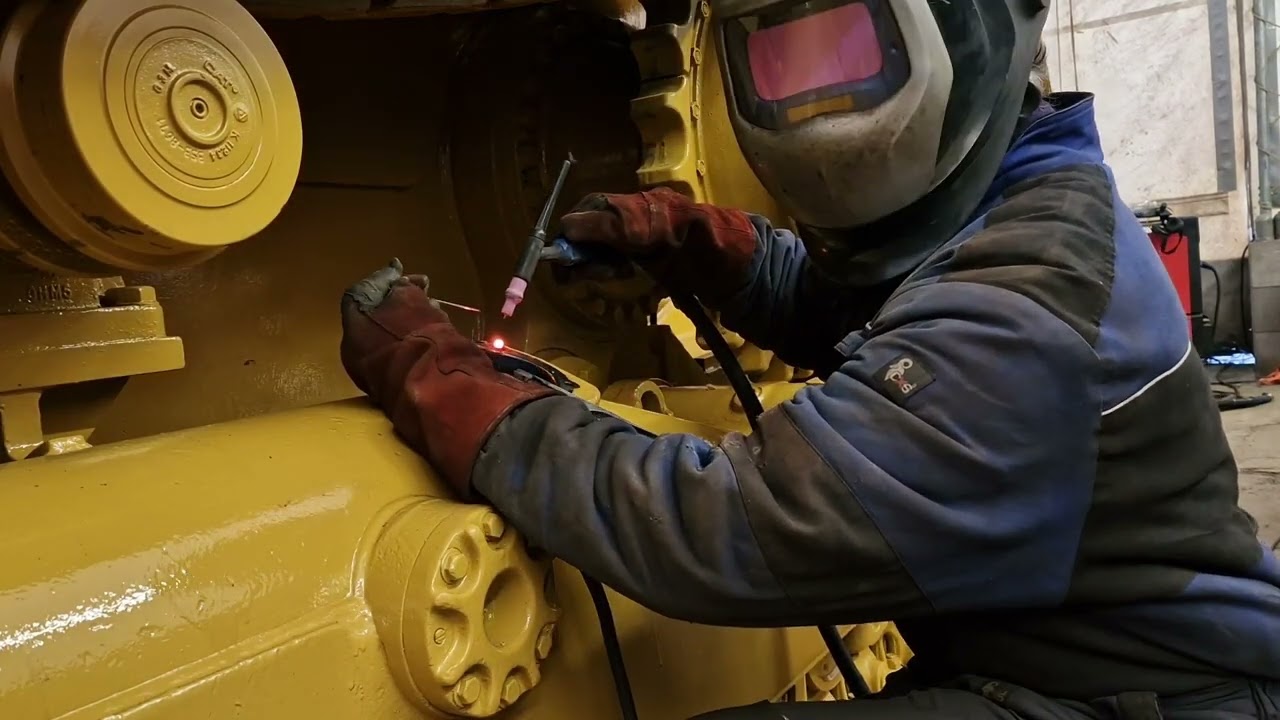 Vytahování zalomeného šroubu v podvozku dozeru CAT D6. Removing broken bolt in the chassis of CAT D6