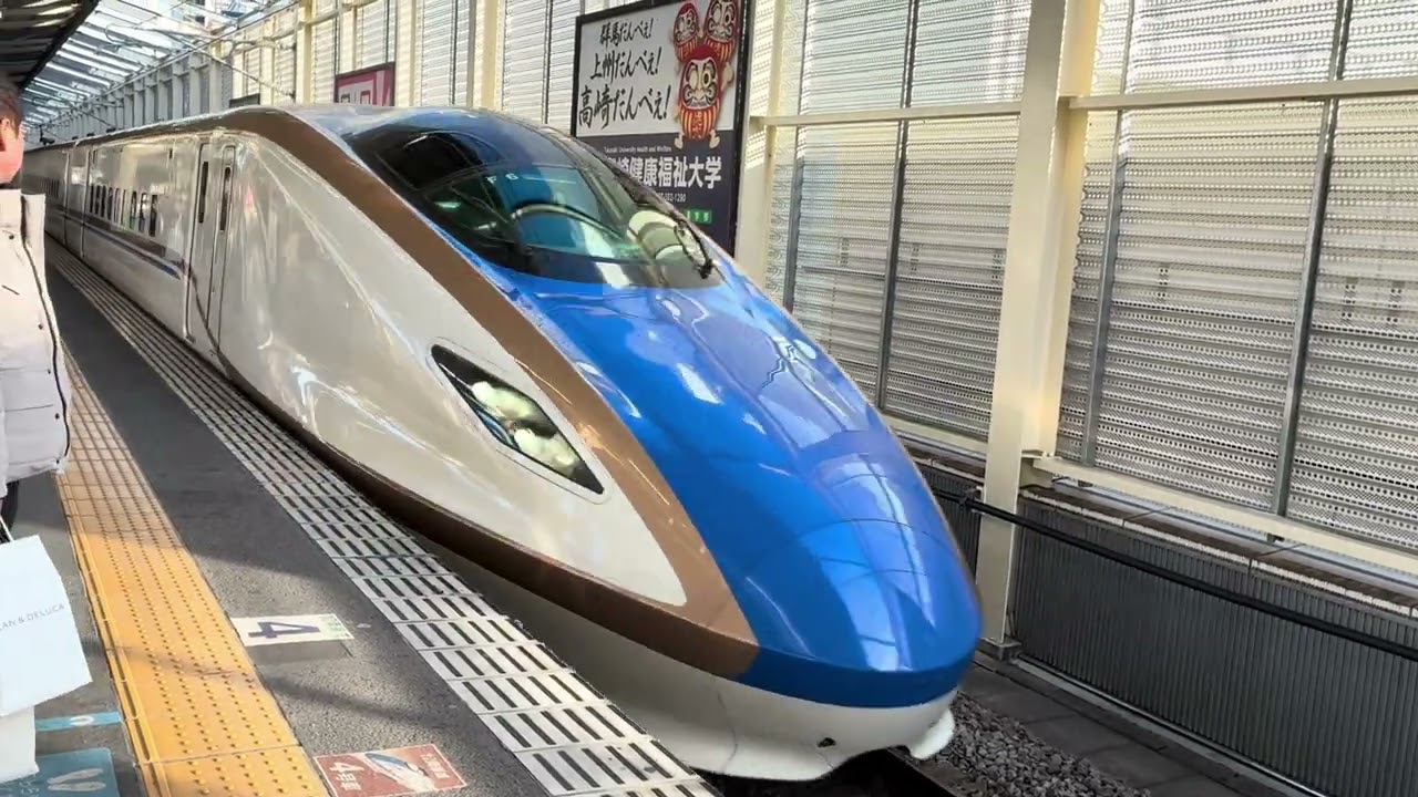 E7系F6編成があさま608号東京行として高崎駅に入線するシーン