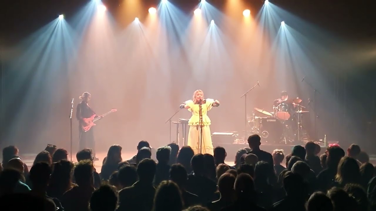 AUSTRA Live - Future Politics @ Feyzin - Epicerie Moderne - 03/03/2026