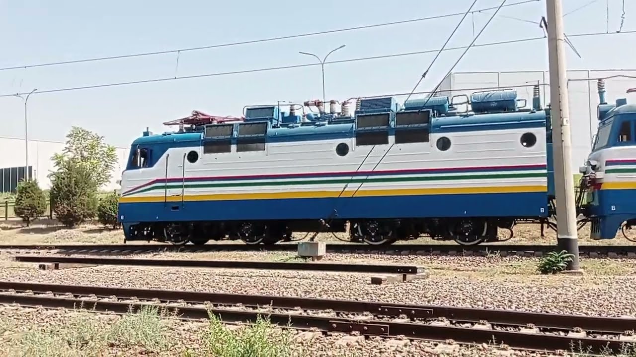 ВЛ80С-2425 с грузовым поездом