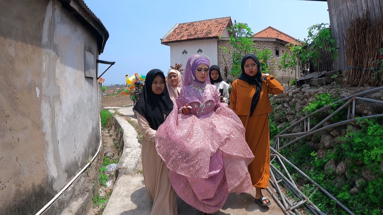 Boda musulmana en un pueblo, La novia visita la casa del novio, boda en un pueblo de Indonesia,