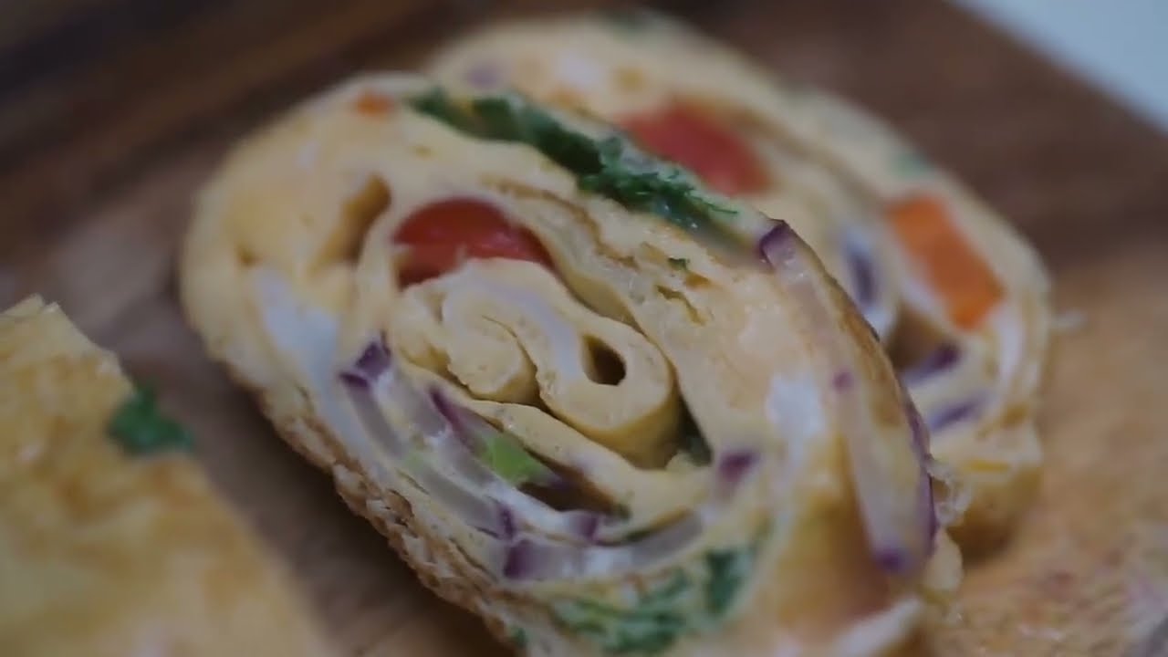 The video shows a housewife carefully frying eggs/ 主婦が卵を焼いていルる/copyright free vedio