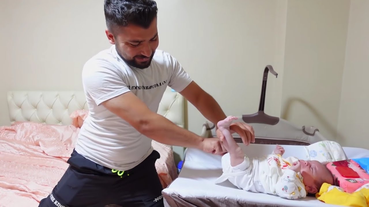 يوم كامل عبدو صار أم ويخدم آدم ويحس بشعور خملين😂 // اتضحكو على عبدو كيف رح يغير حفوضة الولد