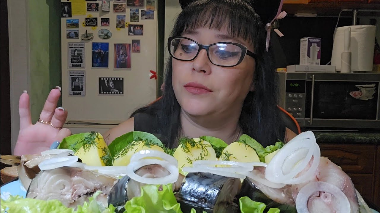 Мукбанг | Копчёная скумбрия с картошкой и лучком | Обжор Асмр