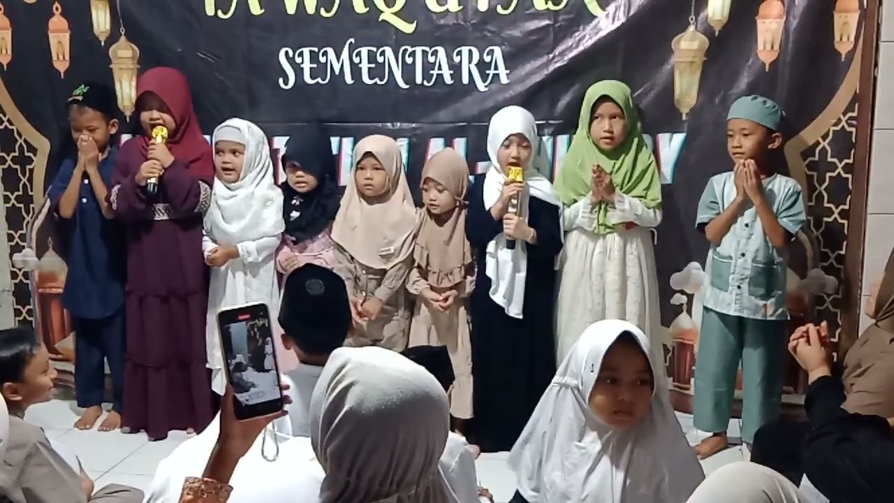 Penampilan anakku dipenutupan pengajian nya dikarena mau ramadhan, yang pake kerudung coklat😘🤗
