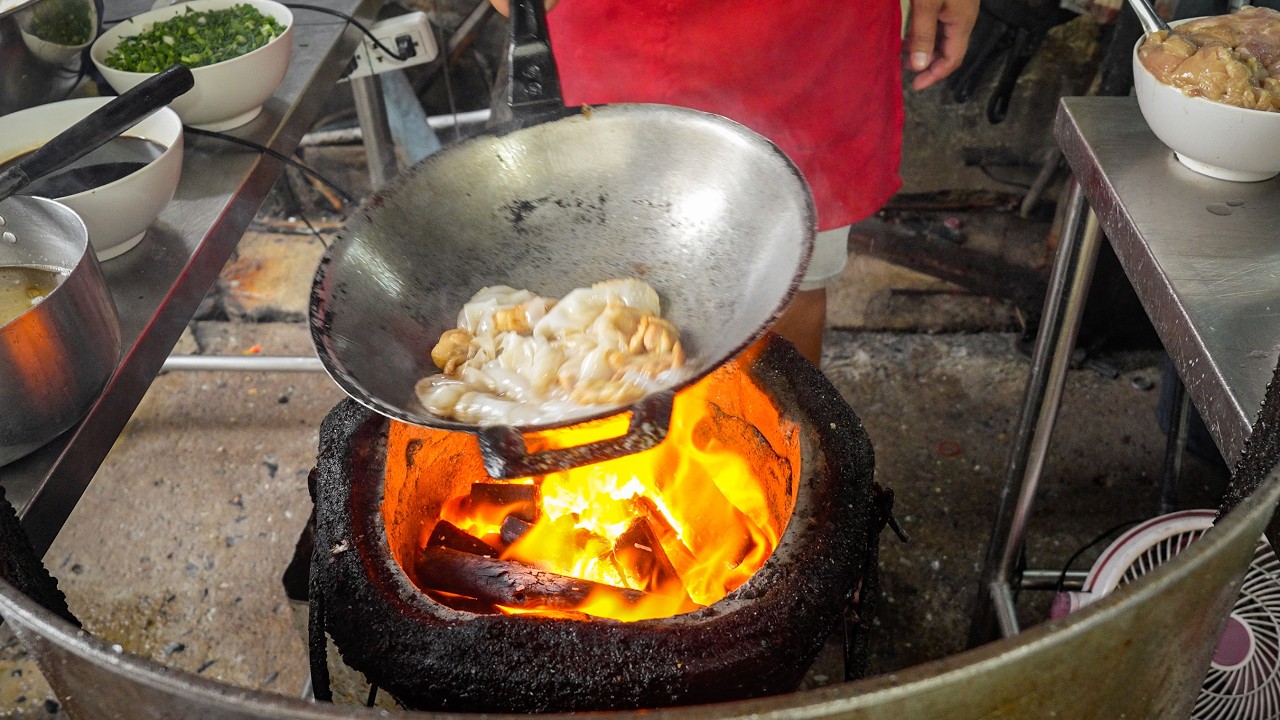 Best Stir Fried Chicken Noodles that Won Michelin Award in Bangkok - Thai Street Food