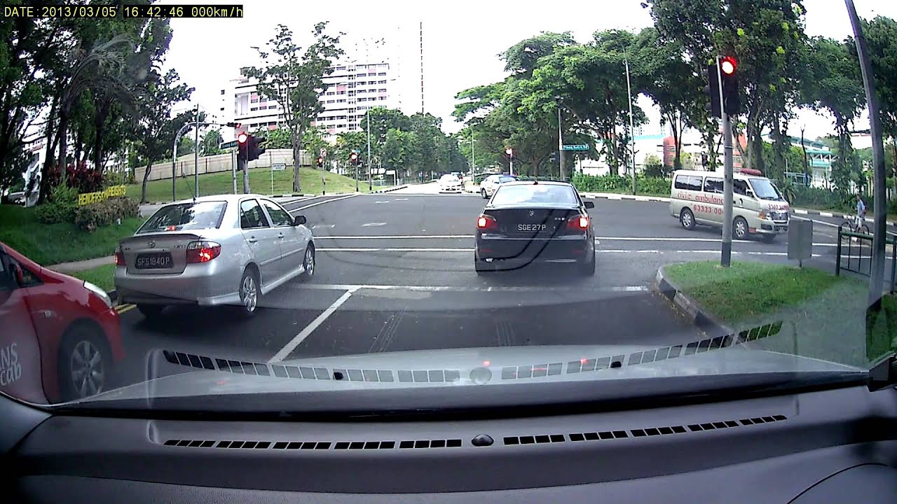 Traffic Violation @ Singapore : SGE27P beating red light