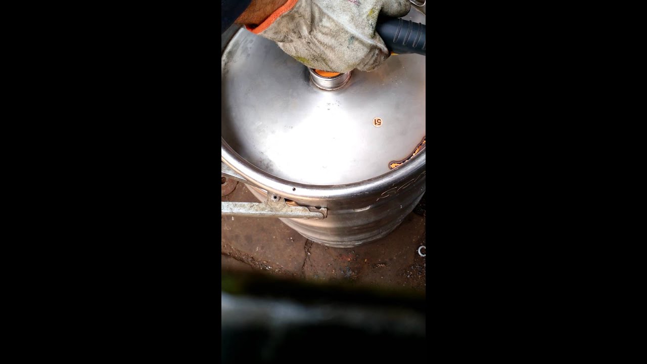 Cortando barril de chopp 50 litros para fabricação de cerveja artesanal.