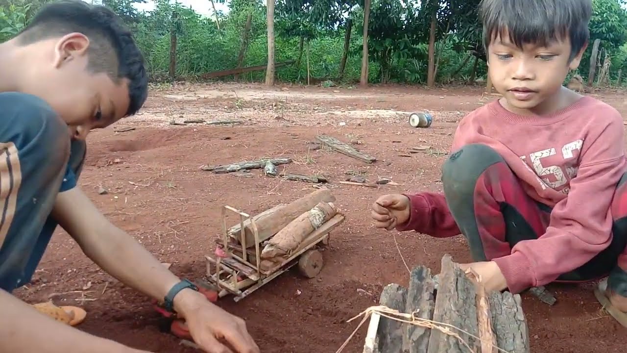 xe công nông mini chở gỗ rất khỏe mạnh