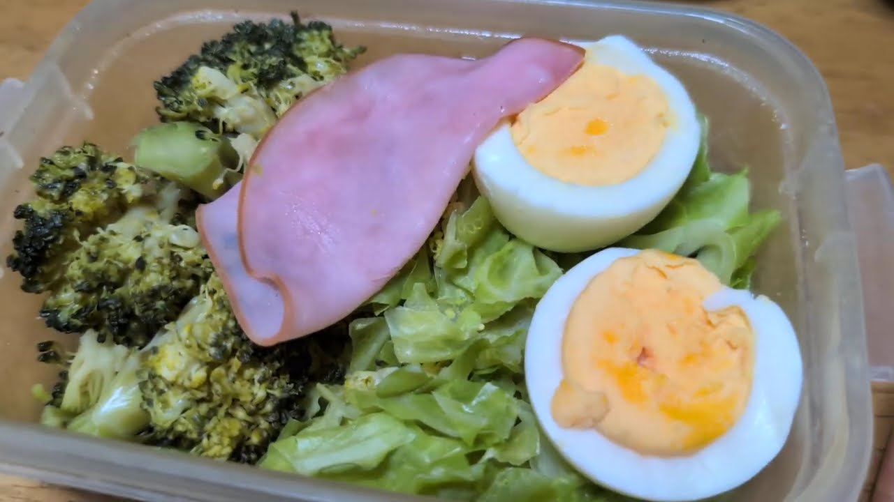 とある日の実家の晩飯：赤飯、鶏肉のソテー、もやし炒め、野菜炒め、豚肉炒め、餃子、柿、リンゴ、キウイ、山芋千切り、レバニラ、大根の煮物、：東京都杉並区和田二丁目　PXL 20251203 1131478