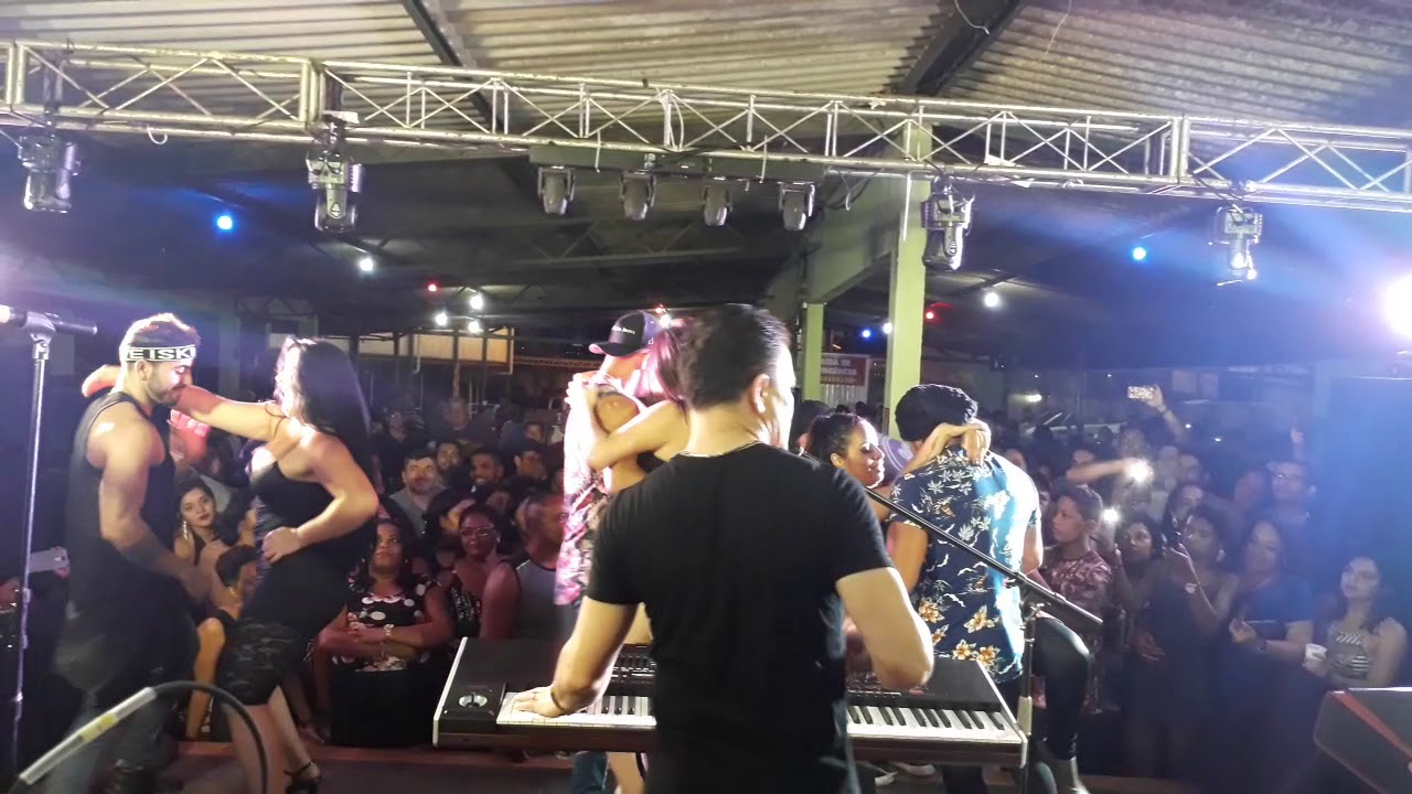 A GALERA ARREBENTA NO PALCO NO SHOW WASHINGTO BRASILEIRO