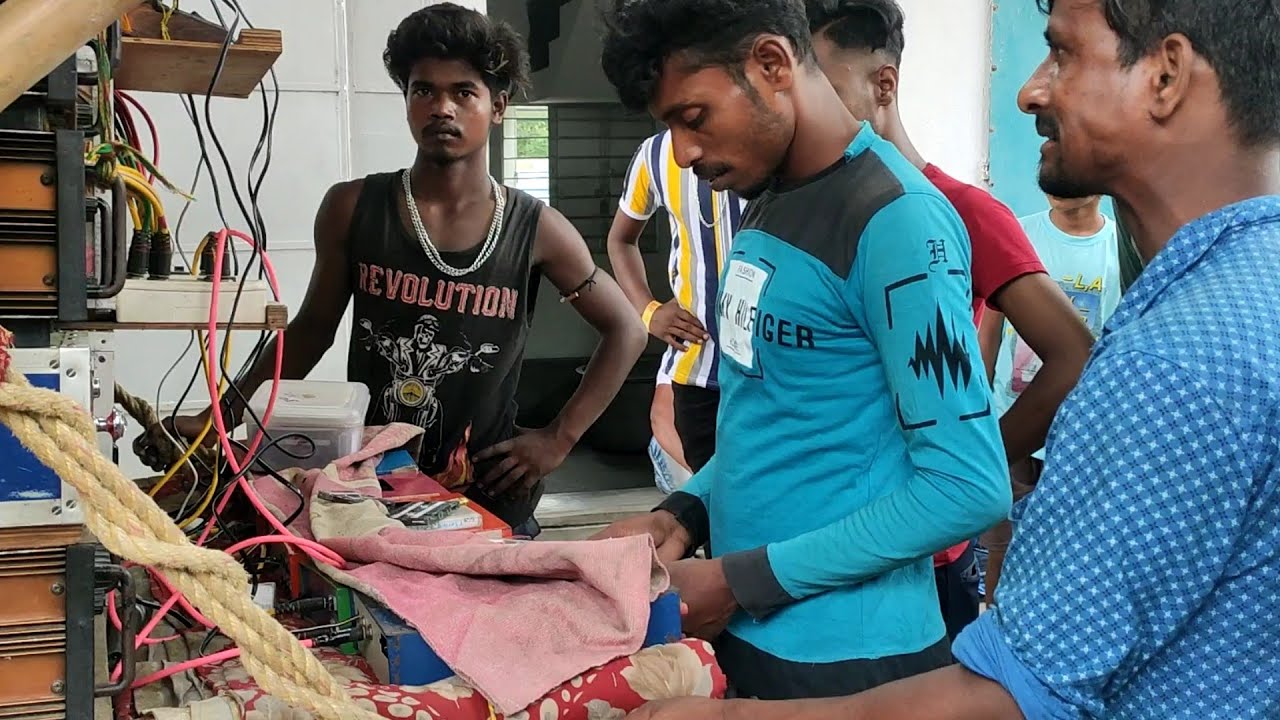 চ্যাটার্জী সাউন্ড মাল বাঁধার পর ফটিক দা সবকিছু নিজের হাতে সেটিং করছে//Chatterjee sound