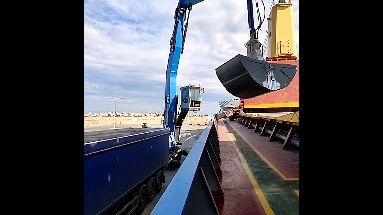 TEREX FUCHS MHL360.                  RETHYMNO PORT.