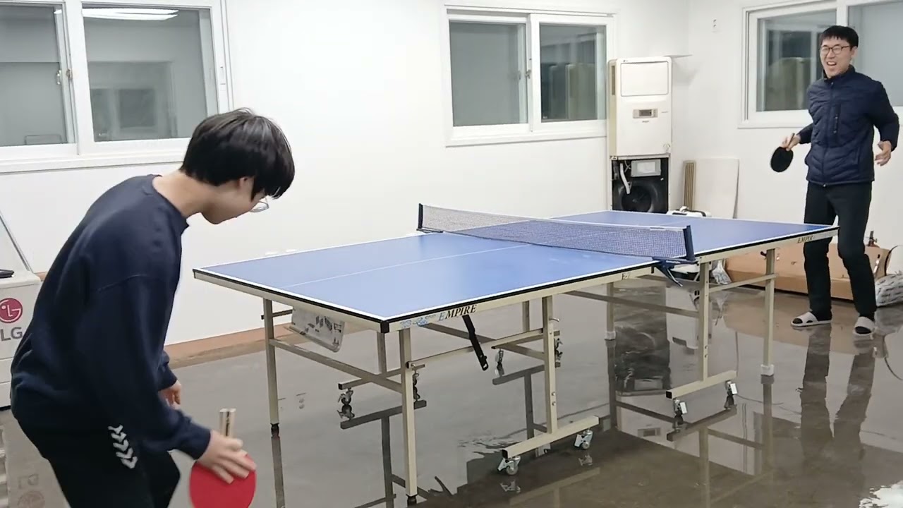 아빠와 아들 탁구치기