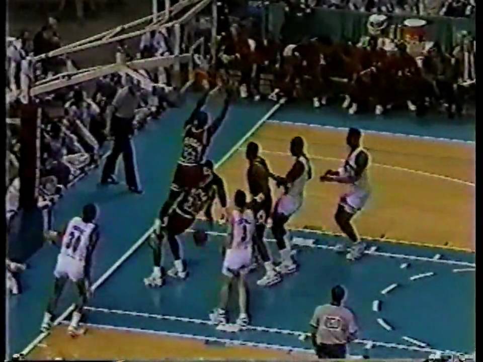MICHAEL JORDAN: 45 pts vs Charlotte Hornets (1990) HD