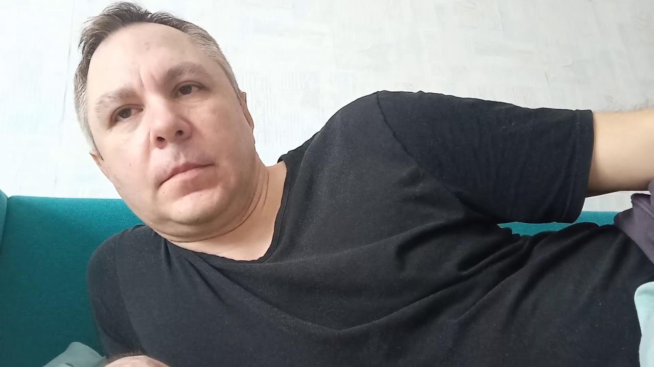 КУШАЮ БУТЕРБРОДЫ С КОЛБАСОЙ И ПЬЮ ЧАЙ