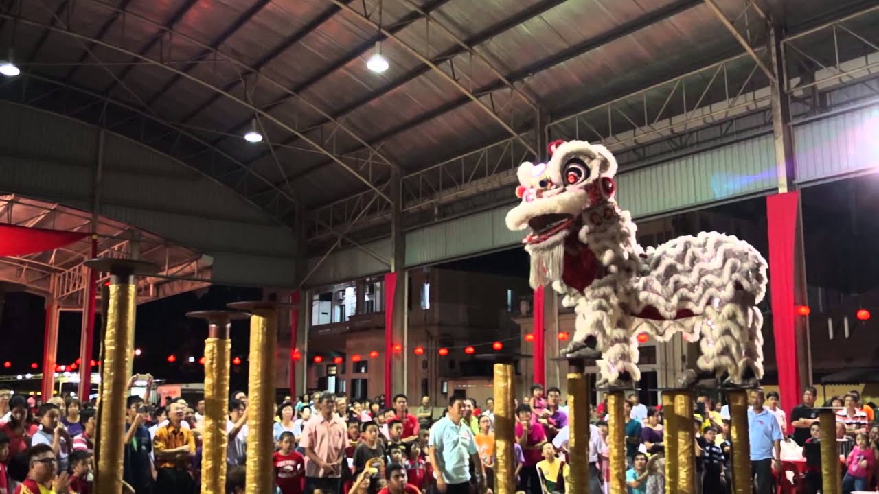 乌冷福建公会龙狮团 舞獅玩鞭炮跳高樁 2013 lion dance with firecrackers & high poles