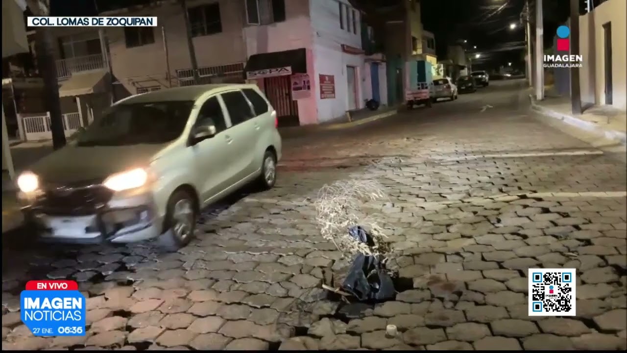Socavón en medio de la calle en Lomas de Zoquipan, Zapopan | Noticias GDL con Erick Breguer