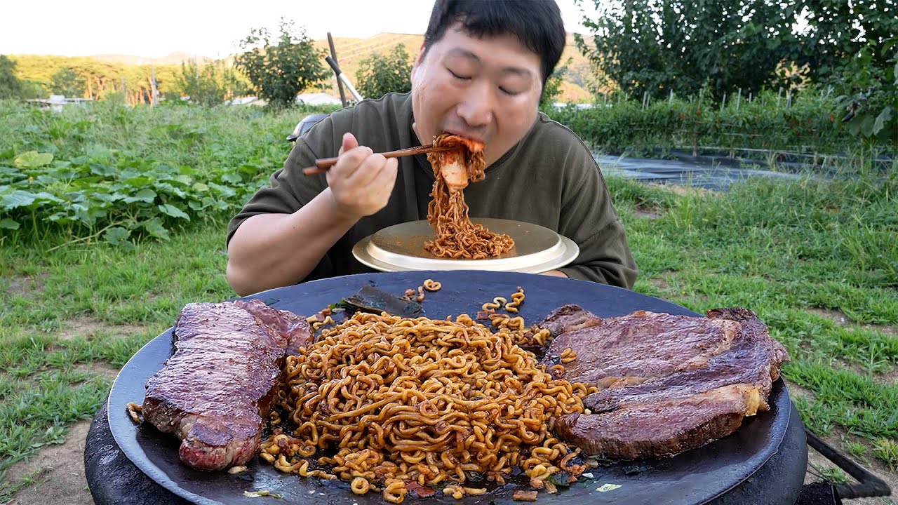 꽃등심까지 추가한 '솥뚜껑 채끝꽃등심 짜파구리'! 파김치와 김치까지 완벽한 조합! (Ram-don & Hanwoo Steak) 요리&먹방!! - Mukbang eating show