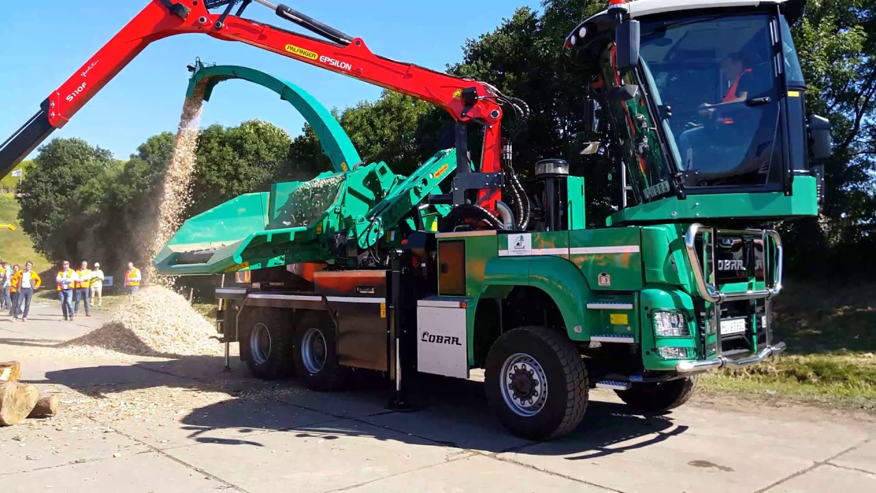 4K | Jenz HEM 583 R Cobra | Wood chipper demonstration