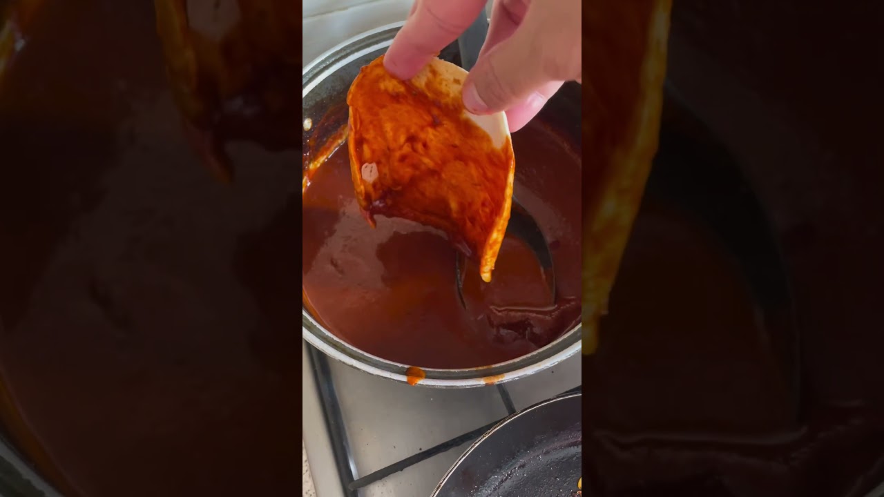 Enchiladas en chile guajillo, deliciosas 😋🤤 #receta #cocinando #comida #cocina #cocinar #recetas