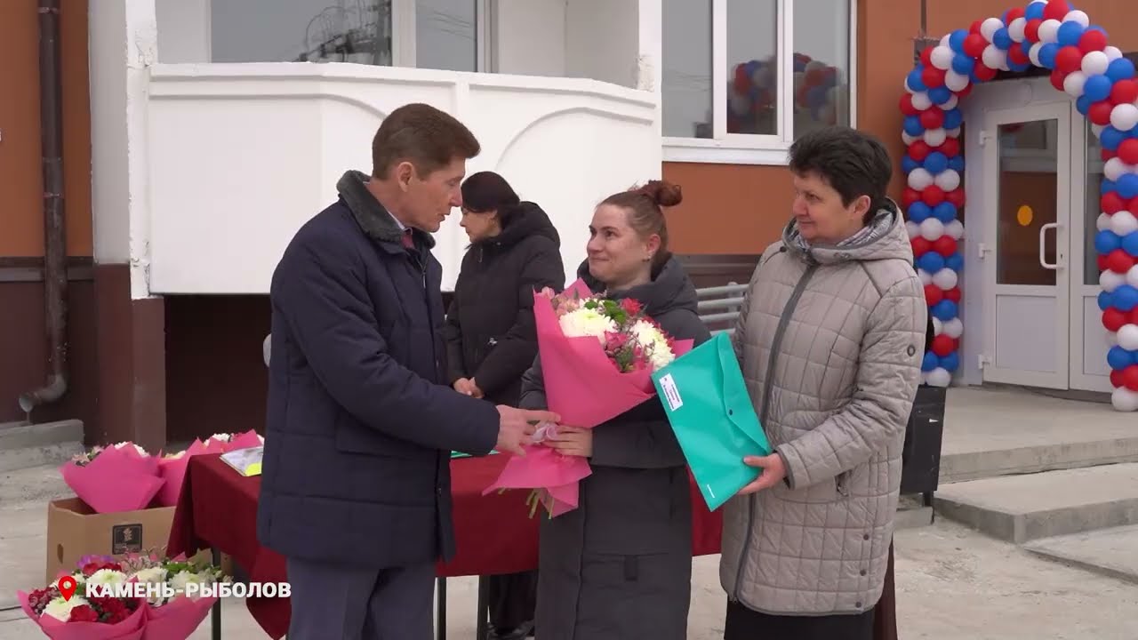 Олег Кожемяко вручил ключи от новых квартир сиротам в Ханкайском округе.