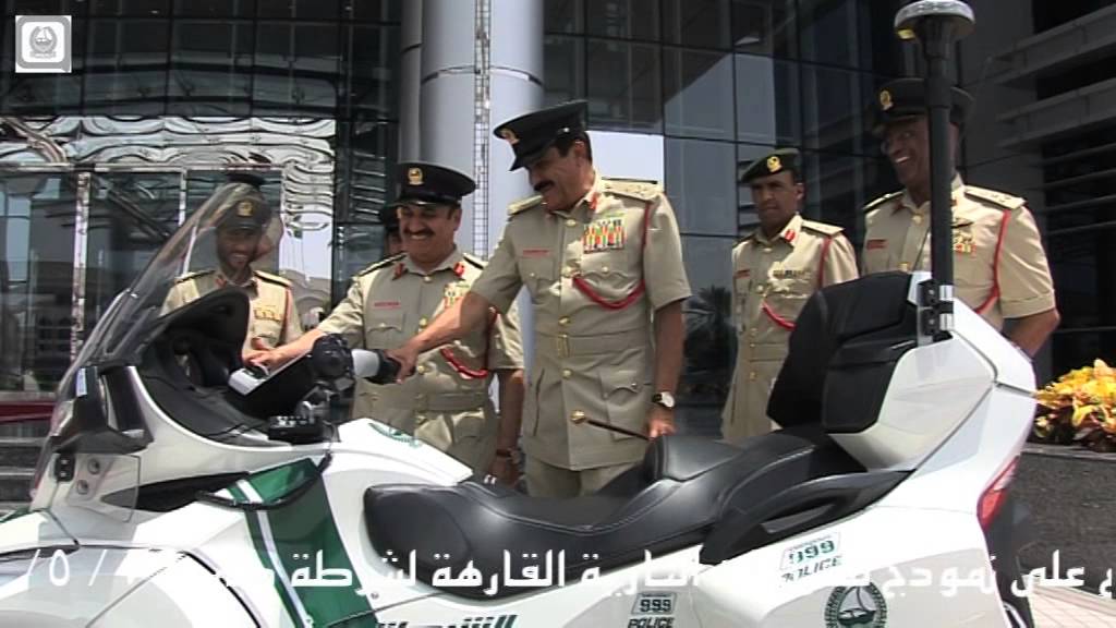 سعادة القائد العام لشرطة دبي اللواء خبير خميس مطر المزينة يطلع على نموذج للدراجات النارية الفارهة