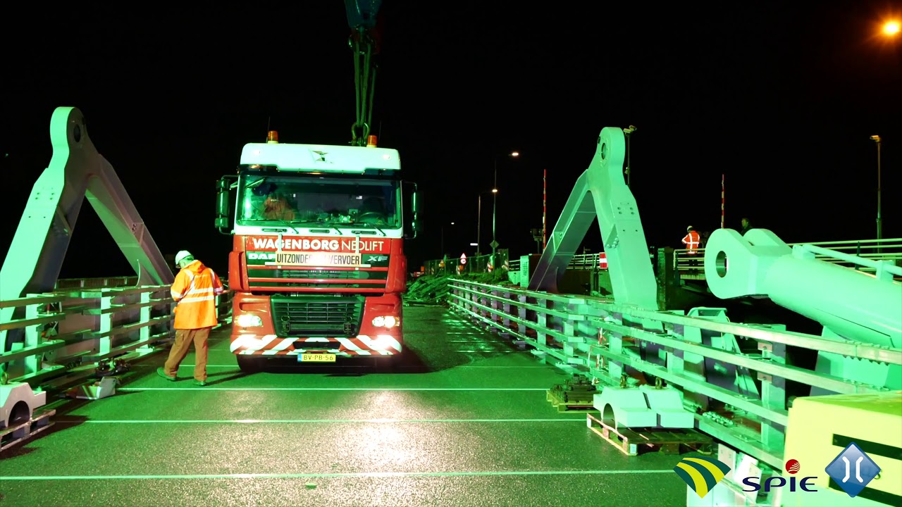 Uniek, tijdelijke beweegbare brug in de N246