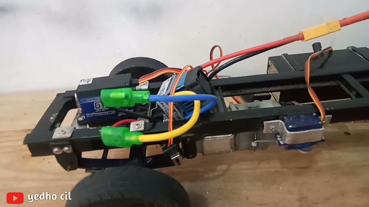 memasang mesin rc miniatur truck dari mesin bor