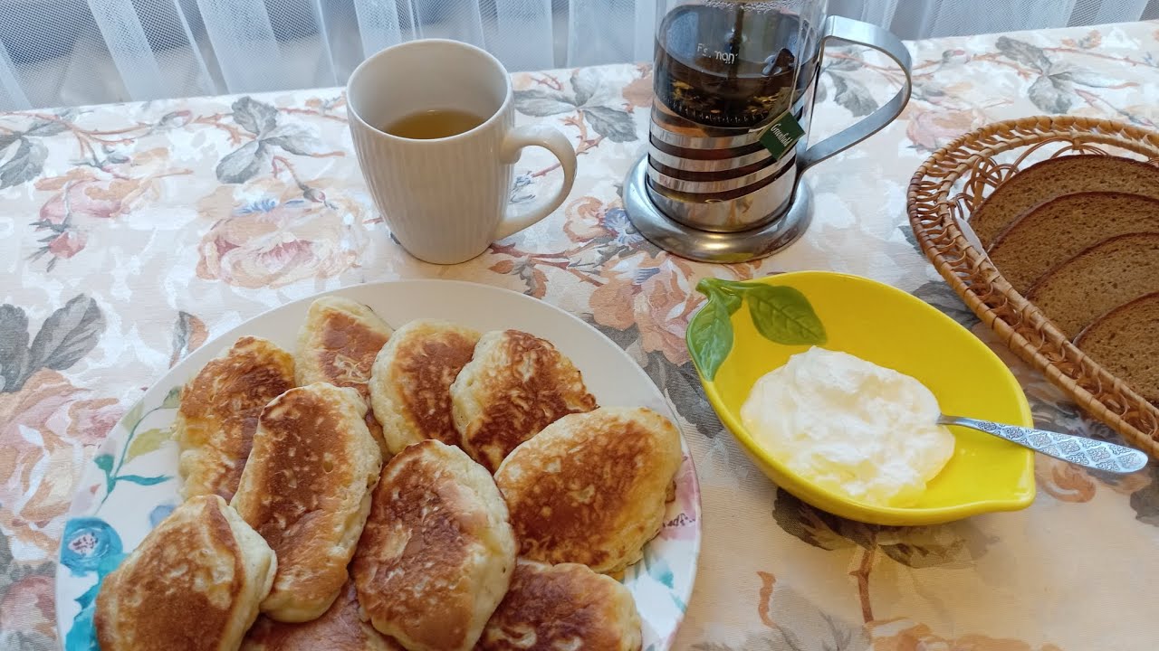 #На завтрак оладьи с яблоком/🍎Со сметаной/😋☕