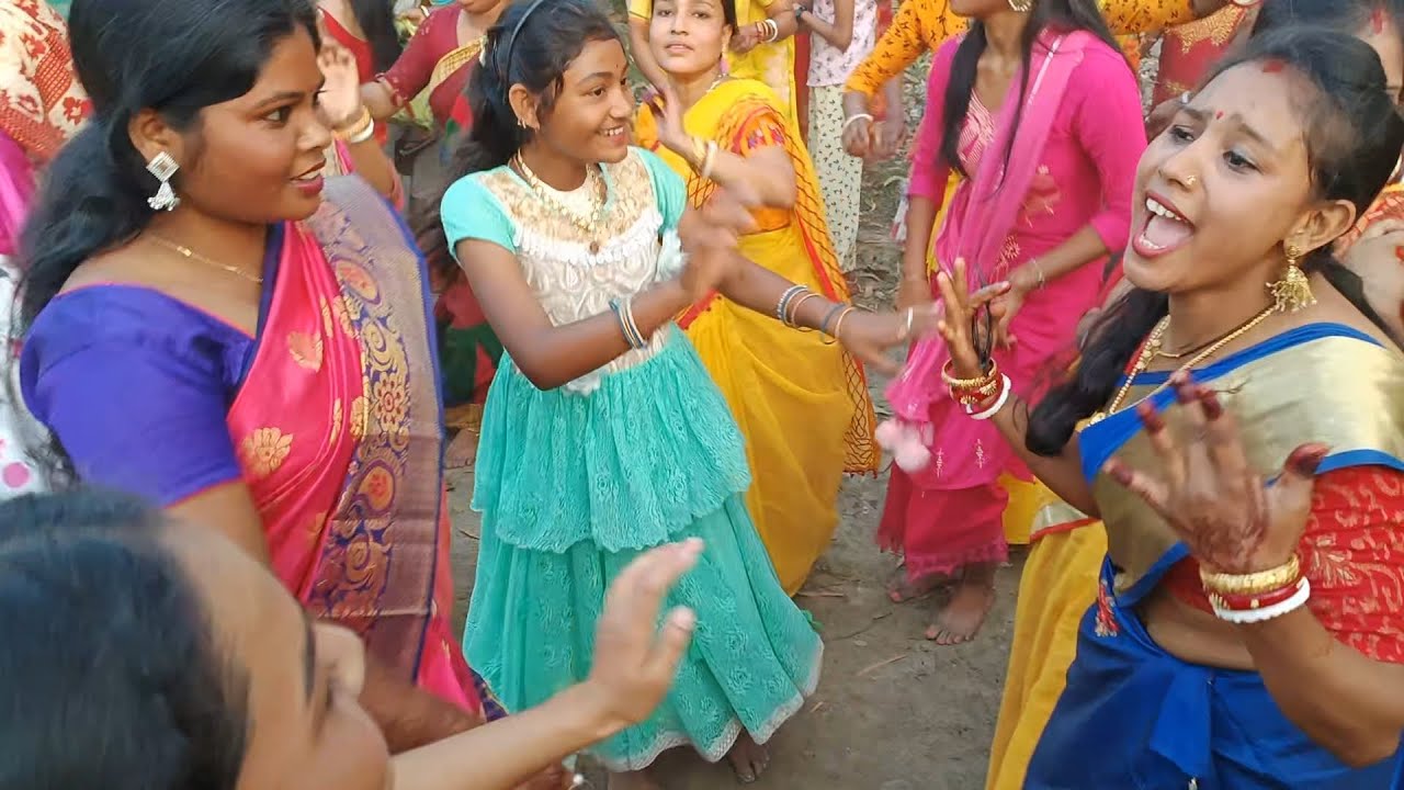 mor athra saal hoi gelak re।। নাচের তালে কি বললেন সুন্দরী মেয়েরা শুনুন ।।