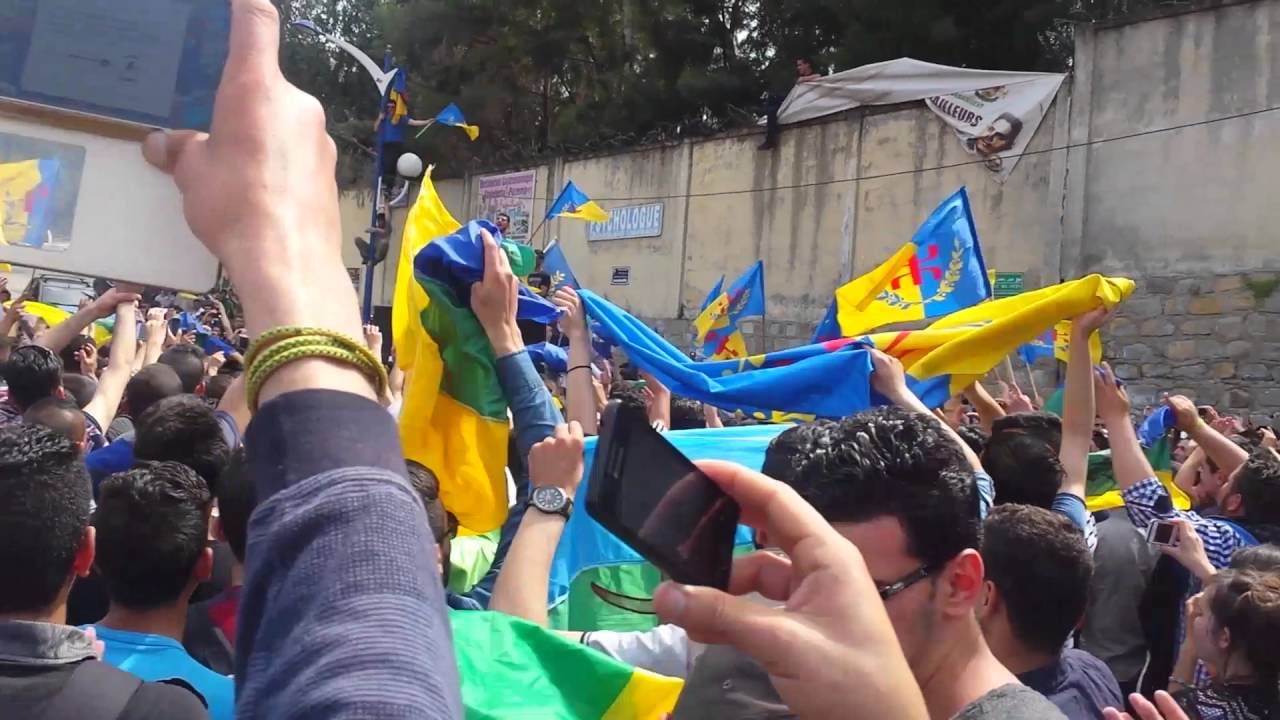 La marche du 20 avril 2016 à Tizi Ouzou...Oulahlou chante POUVOIR ASSASSIN