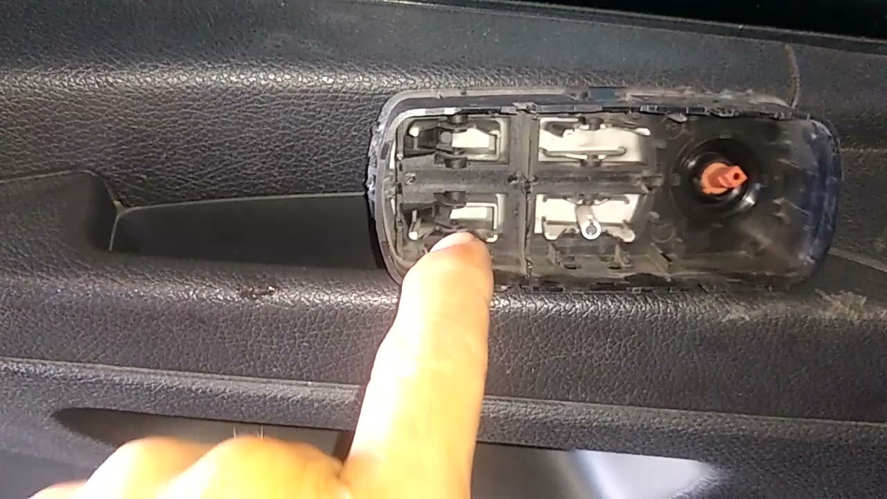 Defeito no interruptor do vidro elétrico - Mercedes Benz Axor 2544 (2019)