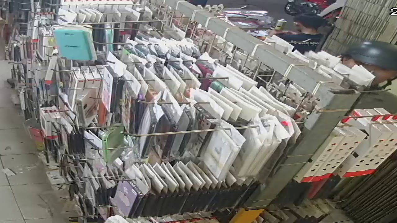 1 trộm điện thoại như chốn kh&ocirc;ng người tại thegioiphukien bi&ecirc;n h&ograve;a, đ&ocirc;ng nai