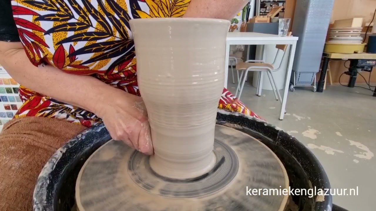 Pottenbakken, een vaas van 2 kg klei. De basisstappen van het draaien