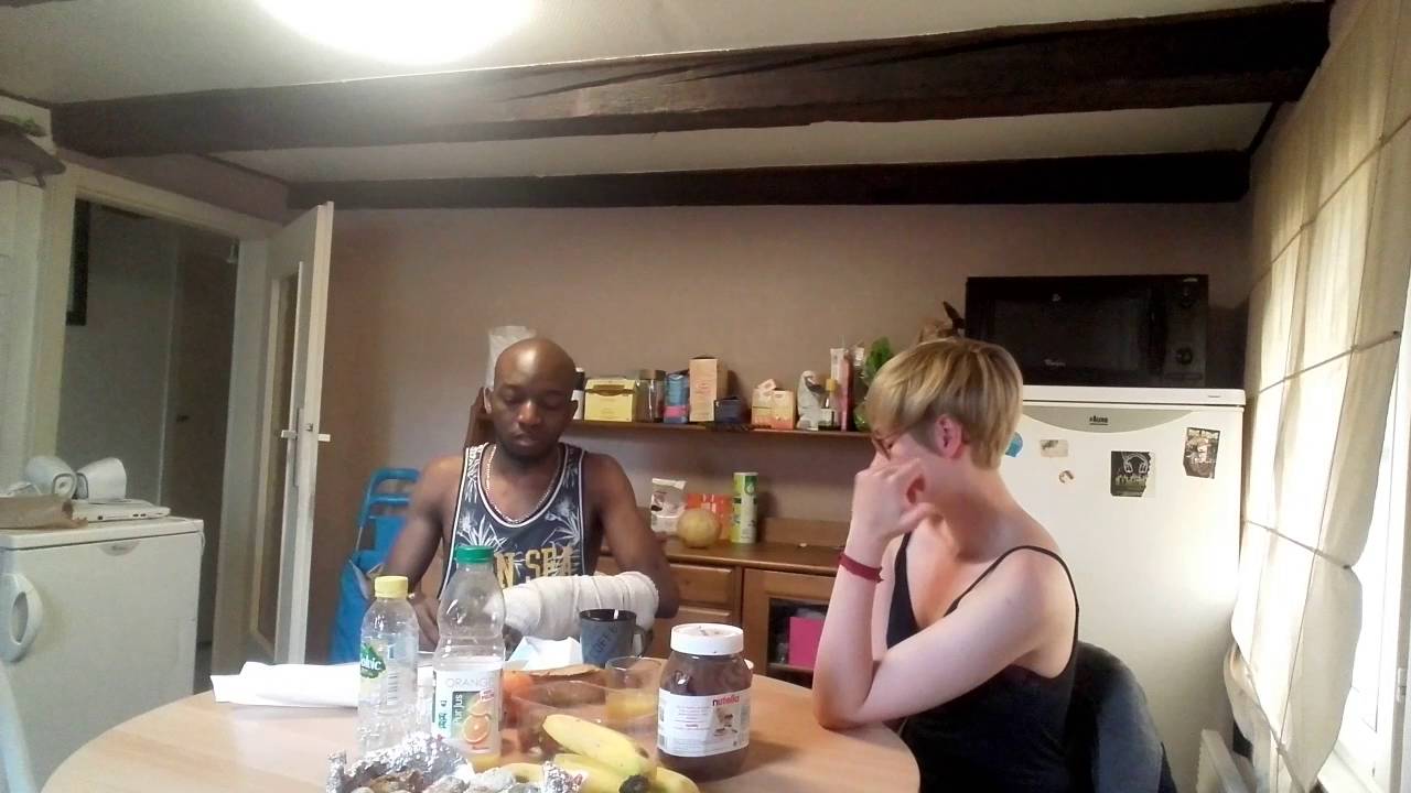 Une française filme son mari congolais en cachette. 